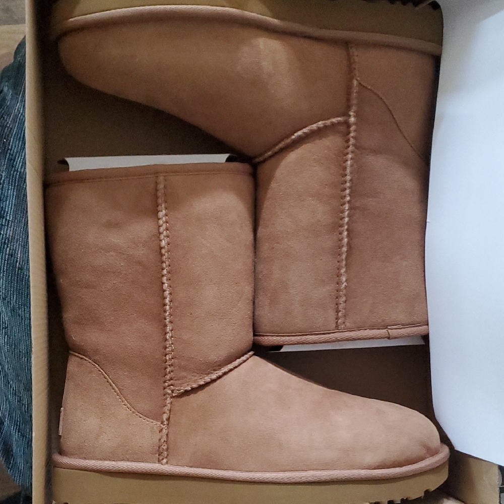 UGG Classic Short II Size 9